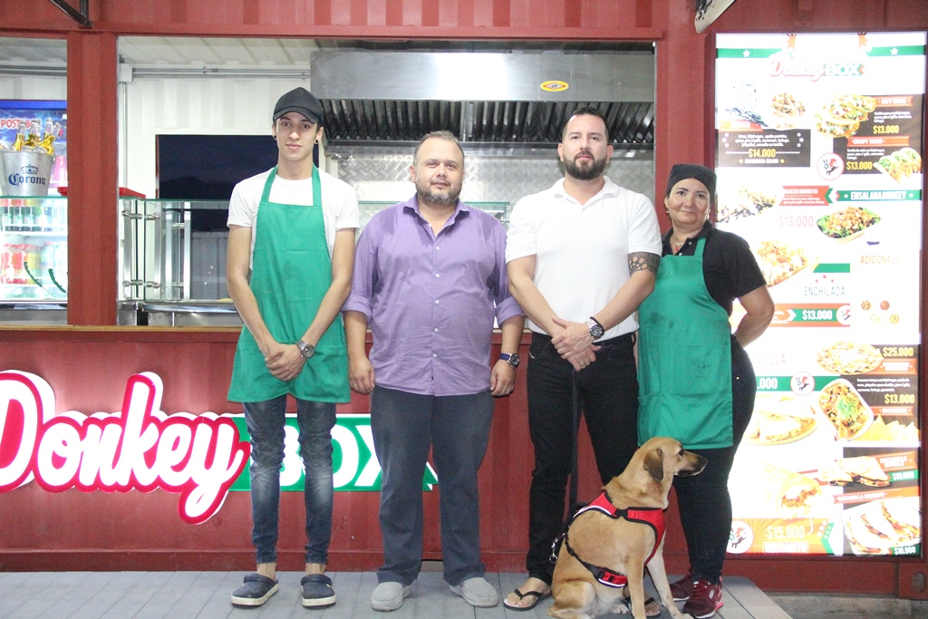 The Place Food Container ofrece varias opciones de comidas. La mexicana es excelente. Este fin de semana los precios están de locura. Vayan y comprueben.
